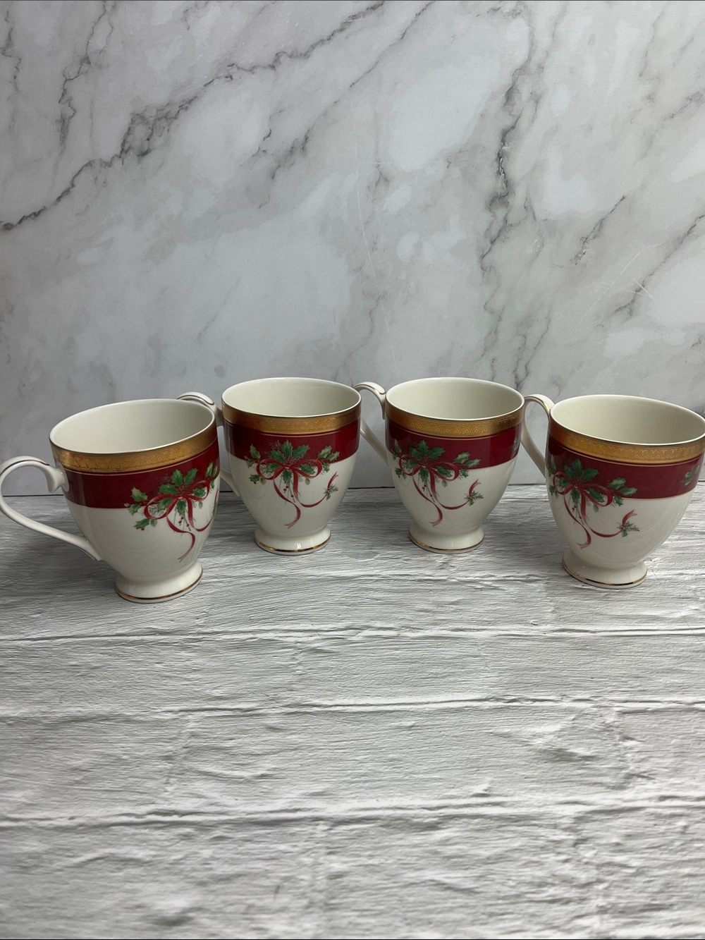Mikasa Palatial Holly Gold Fine China Footed Holiday Mugs, Set of 4